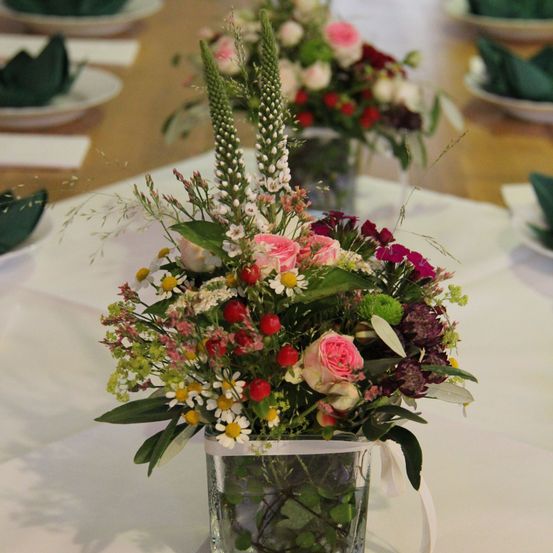 Bild enthält, Flower, Flower Arrangement, Plant, Flower Bouquet, Rose, Art, Floral Design, Graphics, Pattern, Ikebana