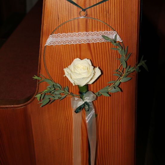 Bild enthält, Flower, Plant, Rose, Flower Arrangement, Flower Bouquet, Wood, Hardwood, Plywood