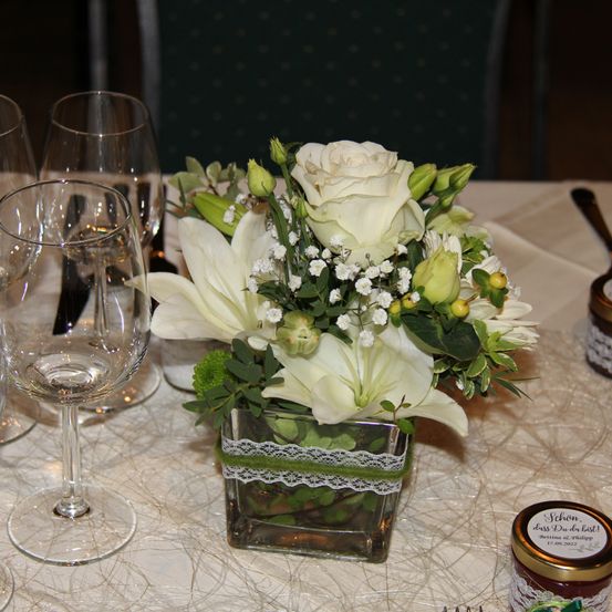 Bild enthält, Flower, Flower Arrangement, Plant, Flower Bouquet, Glass, Rose, Goblet, Cutlery, Fork