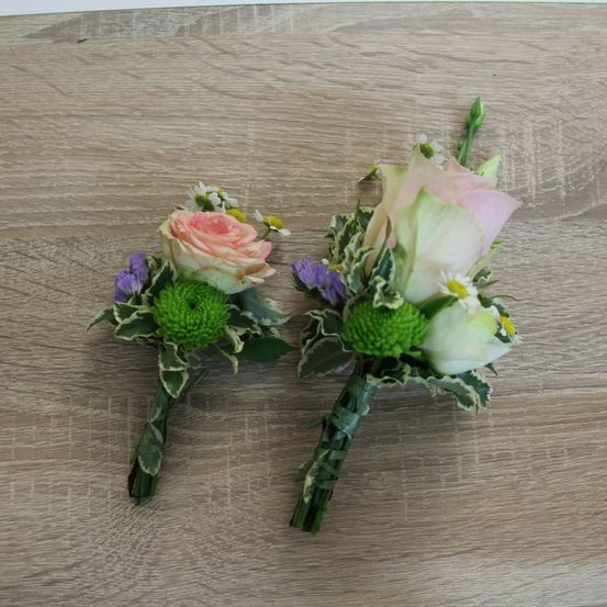 Bild enthält, Flower, Flower Arrangement, Plant, Flower Bouquet, Art, Floral Design, Graphics, Pattern, Rose, Wood