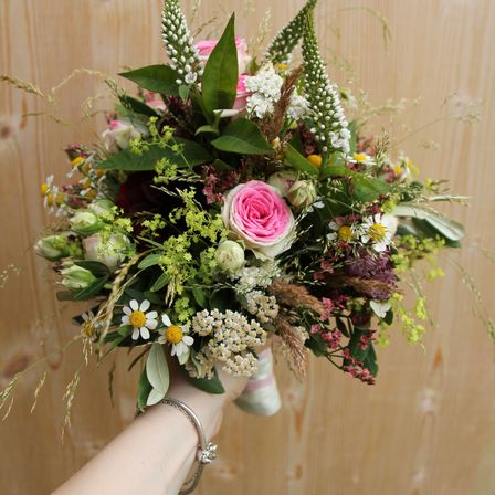 Bild enthält, Flower, Flower Arrangement, Flower Bouquet, Plant, Rose, Art, Floral Design, Graphics, Pattern