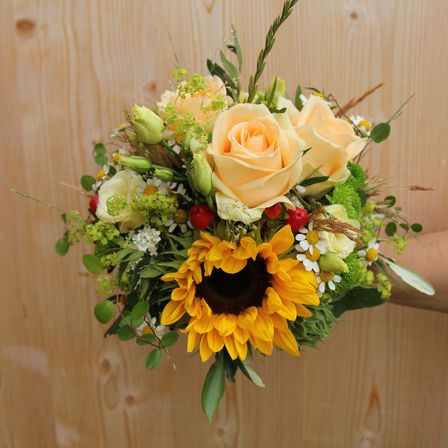 Bild enthält, Flower, Flower Arrangement, Flower Bouquet, Plant, Rose, Floral Design, Graphics, Pattern, Honey Bee, Invertebrate