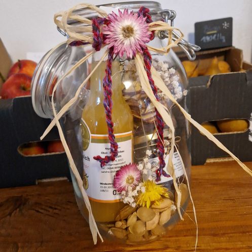 Bild enthält, Jar, Mason Jar, Flower, Plant, Flower Arrangement