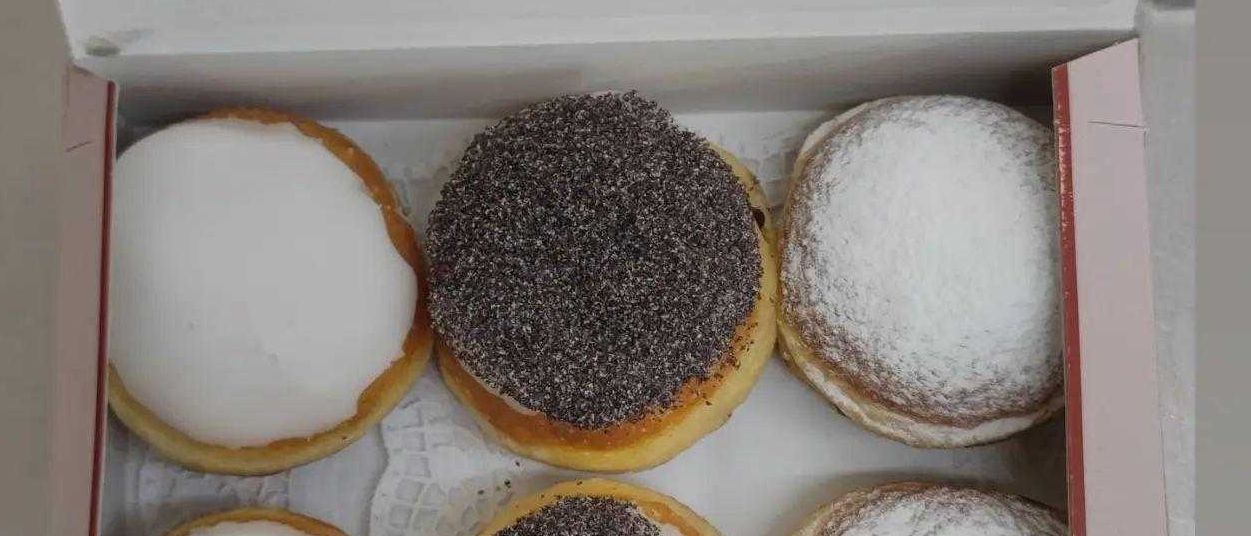 Bild enthält, Business Card, Text, Food, Grain, Produce, Egg, Seed, Bread