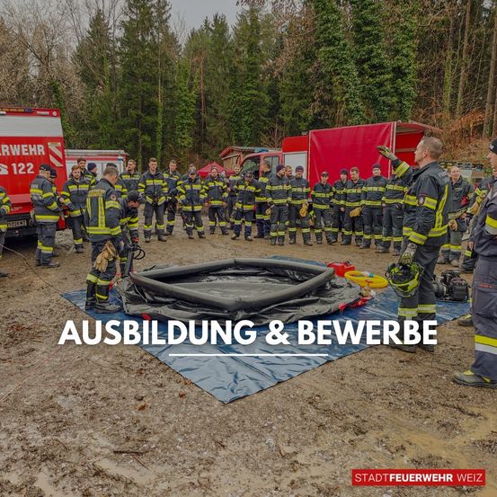 Eine Gruppe von Feuerwehrleuten in Uniform steht um einen großen aufblasbaren Pool mit dem Text Ausbildung & Bewerbung. Ein Mann zeigt auf den Pool.