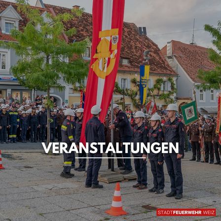 Eine Gruppe von Menschen in Helmen und Uniformen, die in einer Reihe auf einer Straße stehen, mit Gebäuden und Fahnen im Hintergrund, und das Wort 'Veranstaltungen' in Weiß auf dem Bild geschrieben.