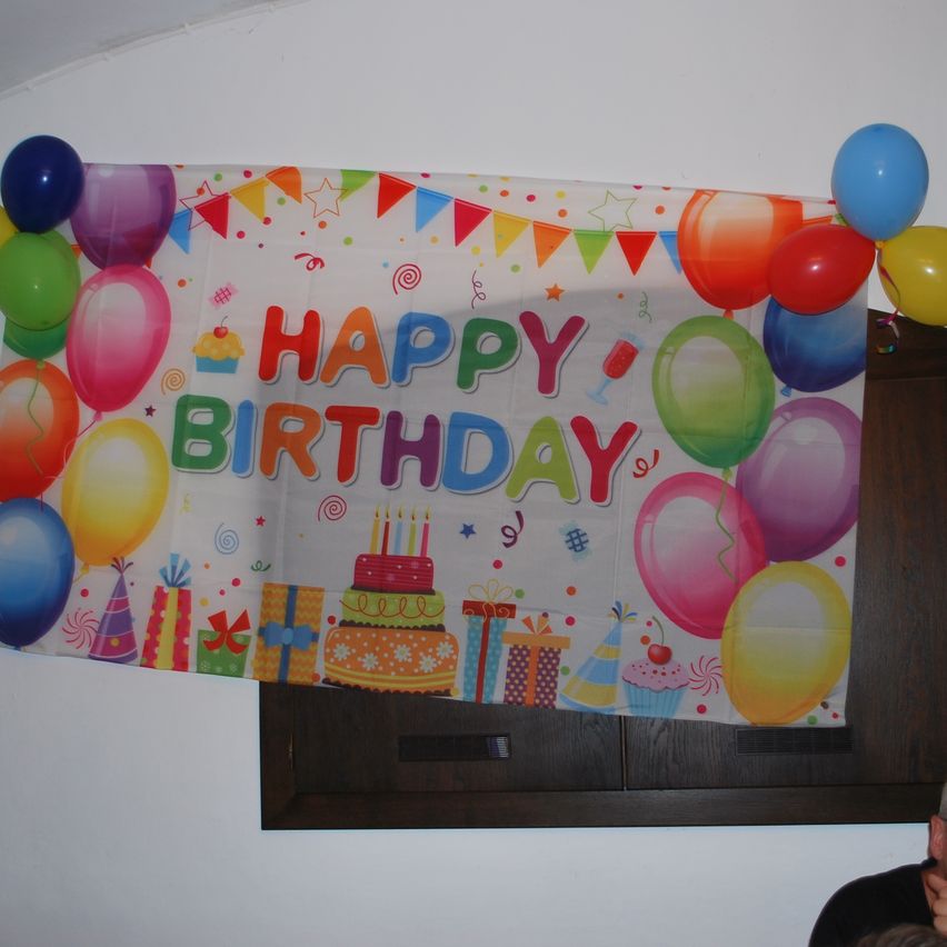 Bild enthält, Balloon, Glasses, Adult, Male, Man, Person, People, Face, Text, Banner