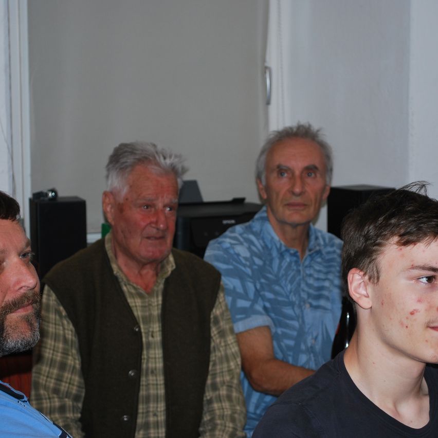 Bild enthält, Adult, Male, Man, Person, People, Head, Face, Couch, Beard, Glasses