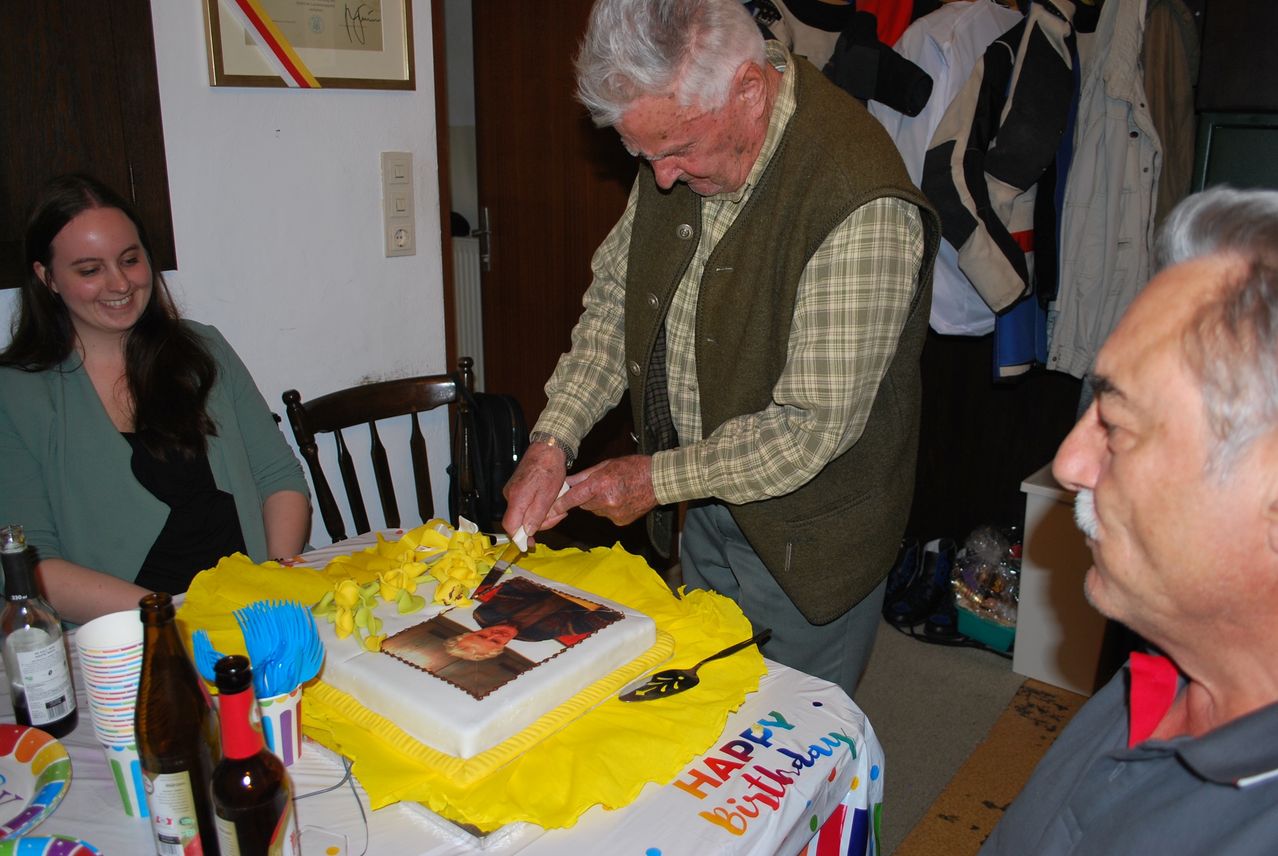 Bild enthält, Cream, Icing, Adult, Female, Person, Woman, Birthday Cake, Cake, Male, Man