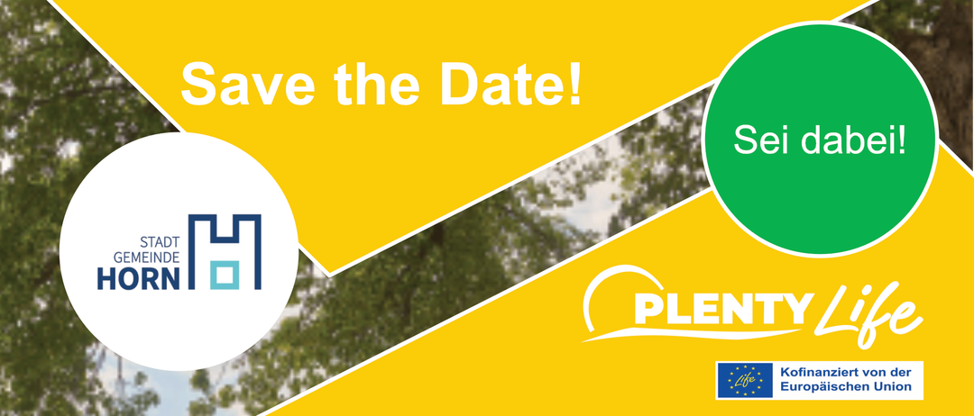 Ein gelbes Poster mit dem Text 'e the Date!' in fetten weißen Buchstaben. Ein Logo mit weißen Buchstaben 'PL' ist rechts. Bäume sind im Hintergrund.