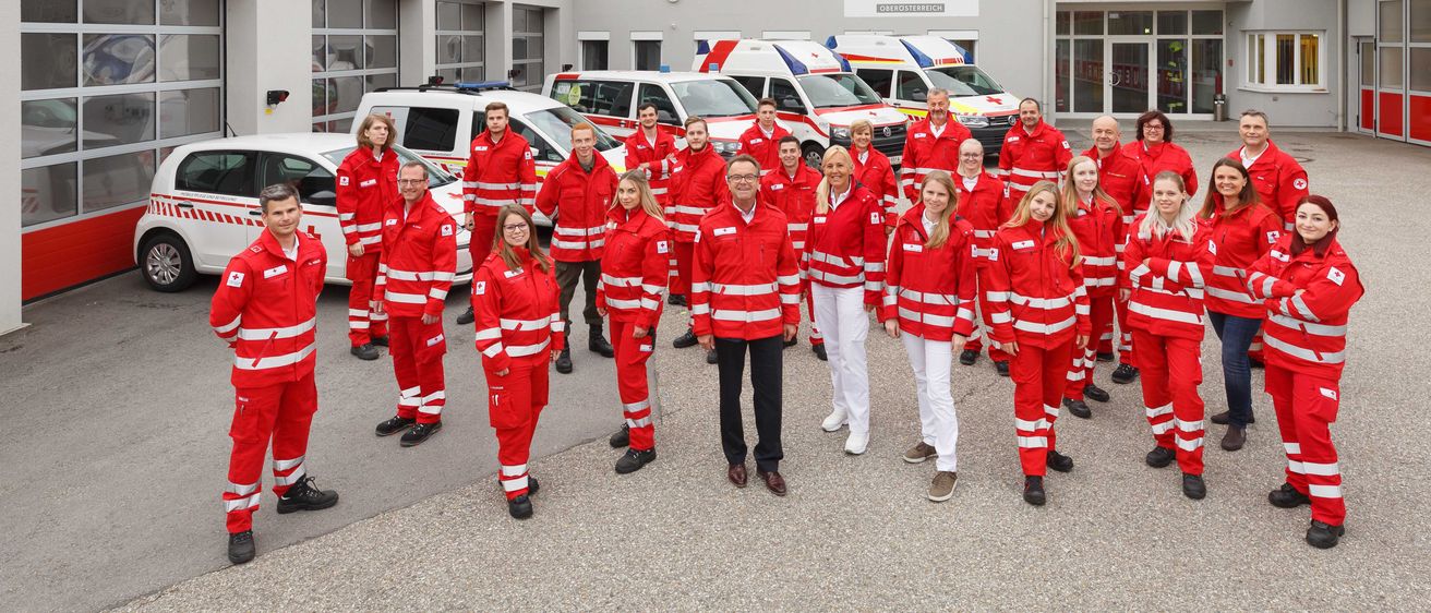 Bild enthält, Glove, Person, Shoe, People, Car, Vehicle, Glasses, Logo