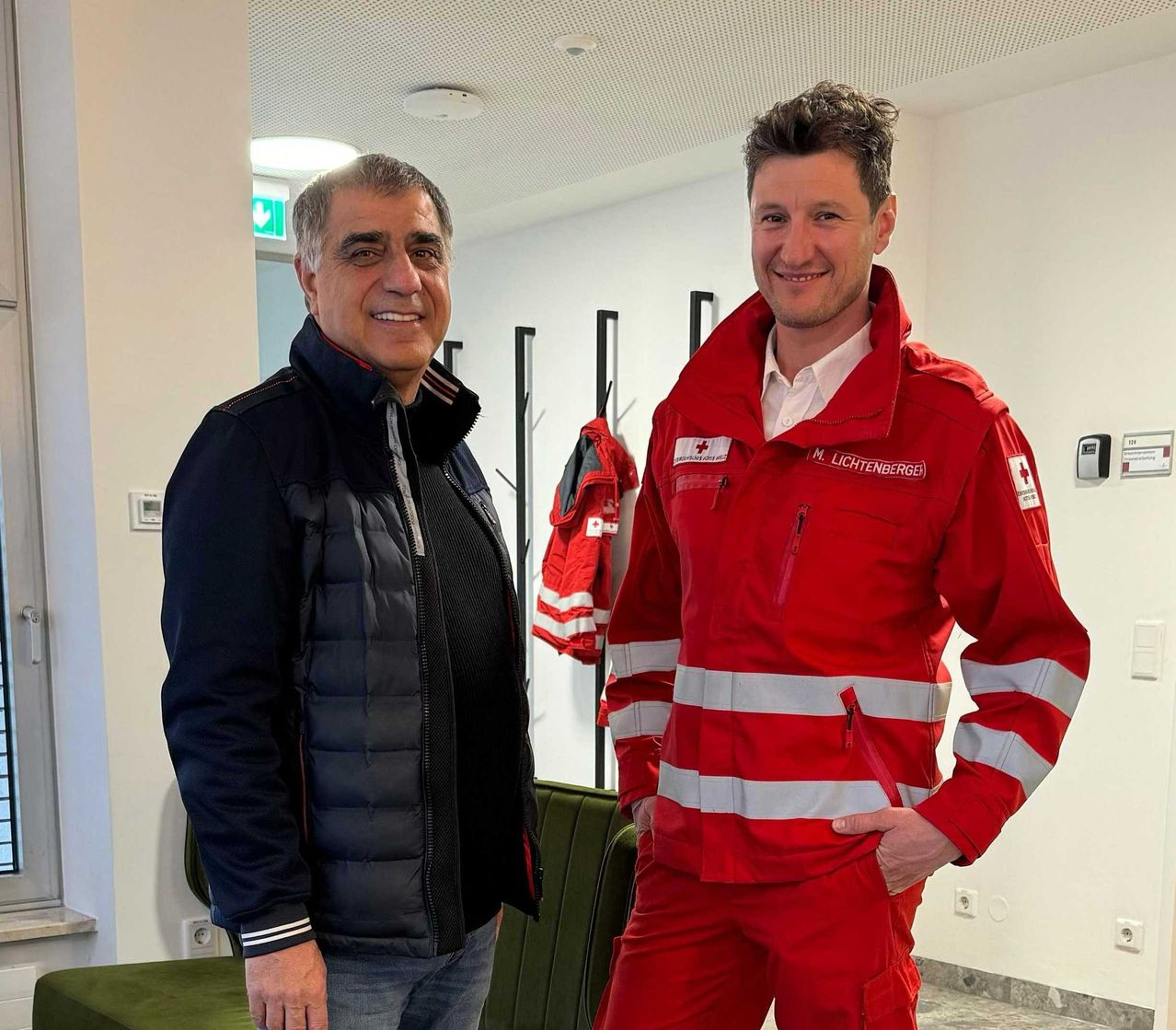 Bild enthält, Adult, Male, Man, Person, Clothing, Coat, Jacket