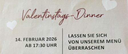 Ein Flyer für ein Valentinstags-Dinner am 14. Februar 2026, ab 17:30 Uhr. Es umfasst fünf Gänge für 60 € pro Person, inklusive eines Glases Prosecco. Kontaktnummern für Reservierungen sind angegeben. Das Bild zeigt eine Kerze und ein Weinglas auf einem Tisch.