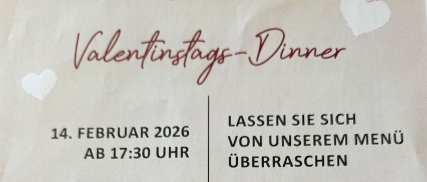 Ein Flyer für ein Valentinstags-Dinner am 14. Februar 2026, ab 17:30 Uhr. Es umfasst fünf Gänge für 60 € pro Person, inklusive eines Glases Prosecco. Kontaktnummern für Reservierungen sind angegeben. Das Bild zeigt eine Kerze und ein Weinglas auf einem Tisch.