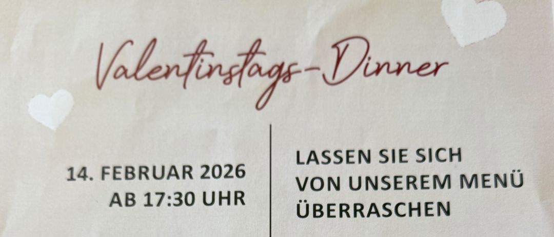 Ein Flyer für ein Valentinstags-Dinner am 14. Februar 2026, ab 17:30 Uhr. Es umfasst fünf Gänge für 60 € pro Person, inklusive eines Glases Prosecco. Kontaktnummern für Reservierungen sind angegeben. Das Bild zeigt eine Kerze und ein Weinglas auf einem Tisch.