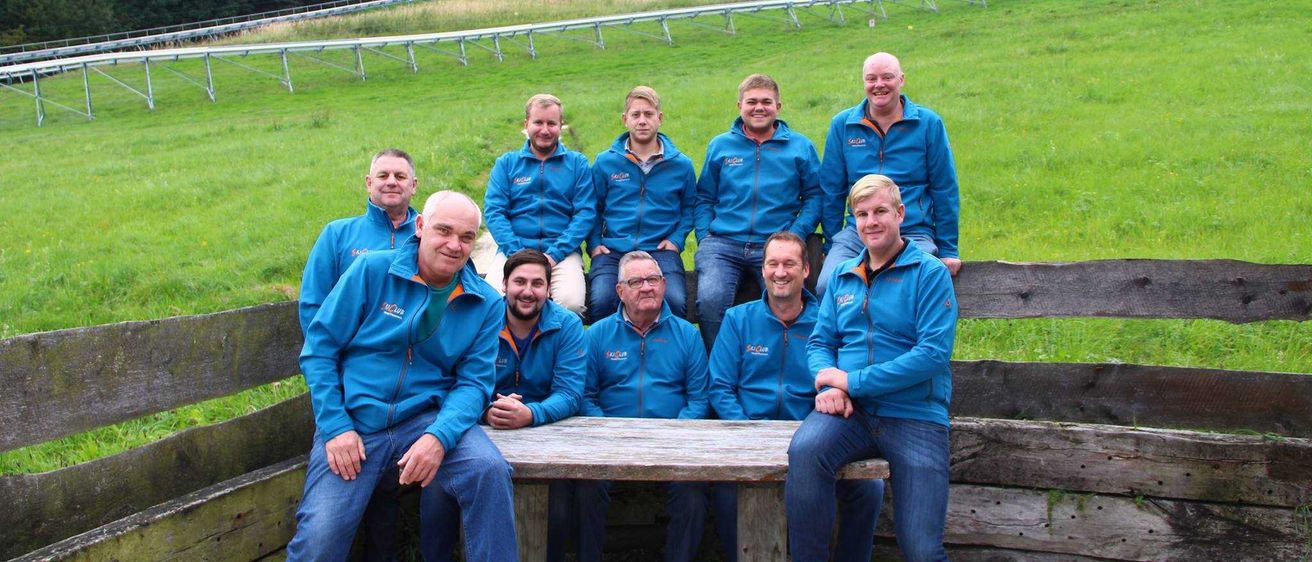 Bild enthält, People, Person, Pants, Grass, Team, Jeans, Groupshot, Adult, Male, Man