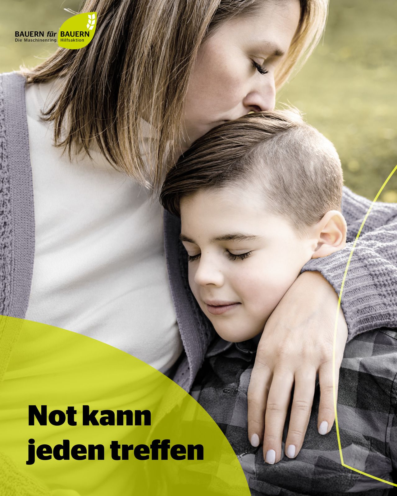Eine Frau in einem grauen Cardigan küsst einen jungen Jungen mit kurzen Haaren. Er hat die Augen geschlossen. Das Bild hat einen gelben Rand mit dem Text 'Not kann jeden treffen'.