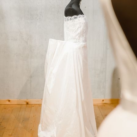 Bild enthält, Clothing, Dress, Fashion, Formal Wear, Gown, Wedding, Wedding Gown, Evening Dress