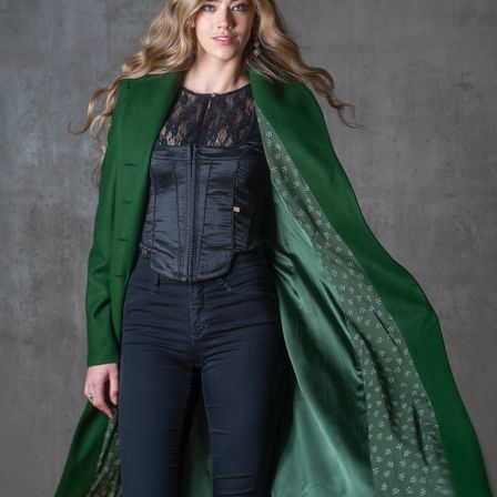 Bild enthält, Cape, Clothing, Fashion, Coat, Jewelry, Ring, Dress, Formal Wear, Jacket, Pants