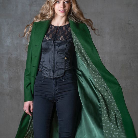 Bild enthält, Cape, Clothing, Fashion, Coat, Jewelry, Ring, Dress, Formal Wear, Jacket, Pants