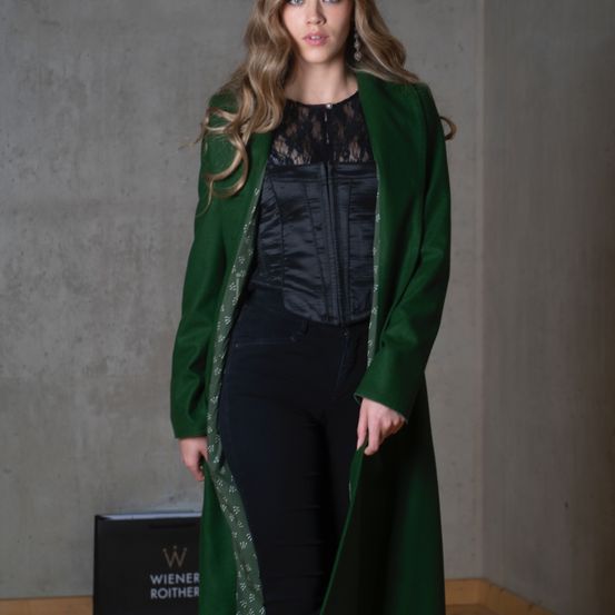 Bild enthält, Clothing, Coat, Long Sleeve, Sleeve, Overcoat, Fashion, Dress, Face, Person, Cape