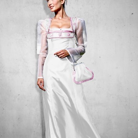 Bild enthält, Clothing, Dress, Formal Wear, Fashion, Gown, Wedding, Wedding Gown, Evening Dress, Person, Long Sleeve