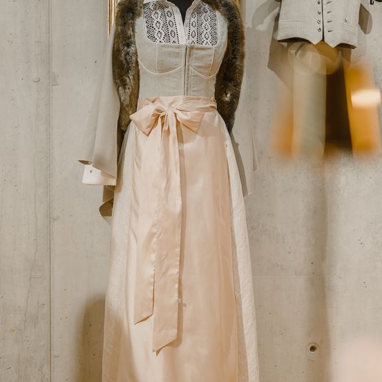 Bild enthält, Dress, Formal Wear, Adult, Bride, Female, Person, Woman, Fashion, Evening Dress, Gown