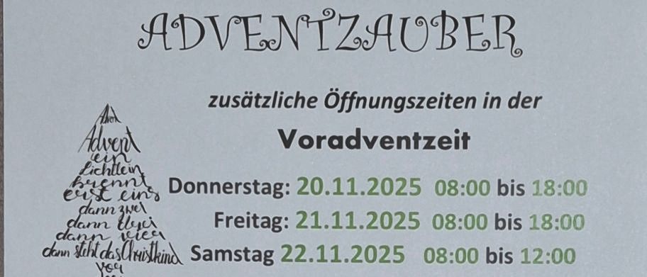Das Plakat bewirbt eine Adventsveranstaltung mit zusätzlichen Öffnungszeiten. Datumsangaben sind 20., 21. und 22. November 2025. Es bietet handgefertigte Adventskränze, Kunsthandwerk, regionale Produkte, Glühwein und Leckereien in einer Adventshütte.