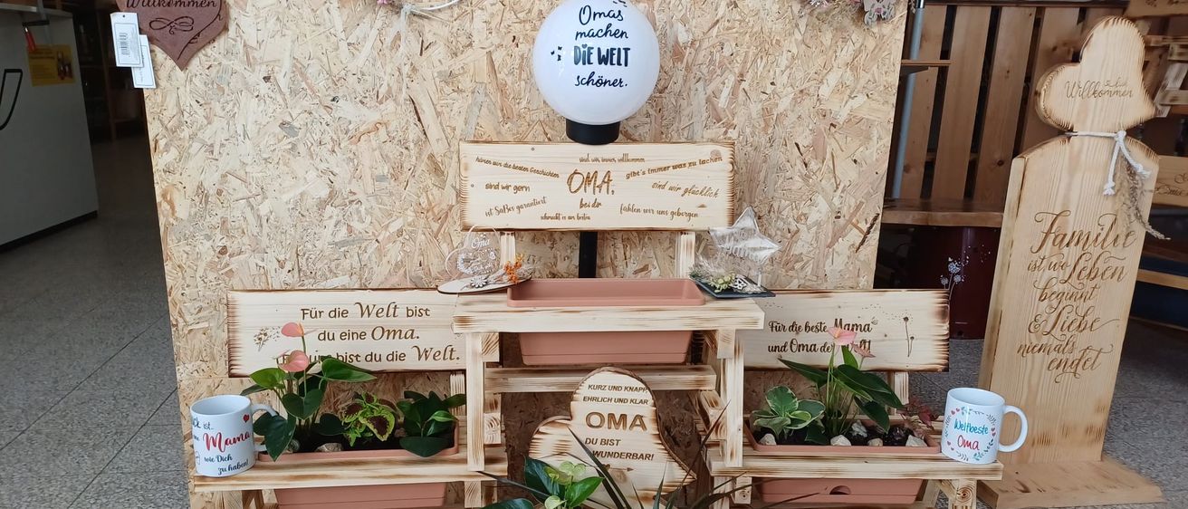 Bild enthält, Wood, Interior Design, Hardwood, Plant, Potted Plant, Stained Wood, Planter, Cup, Crate