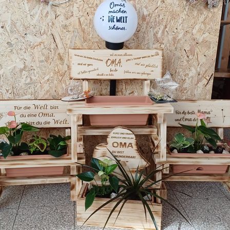 Bild enthält, Wood, Interior Design, Hardwood, Plant, Potted Plant, Stained Wood, Planter, Cup, Crate