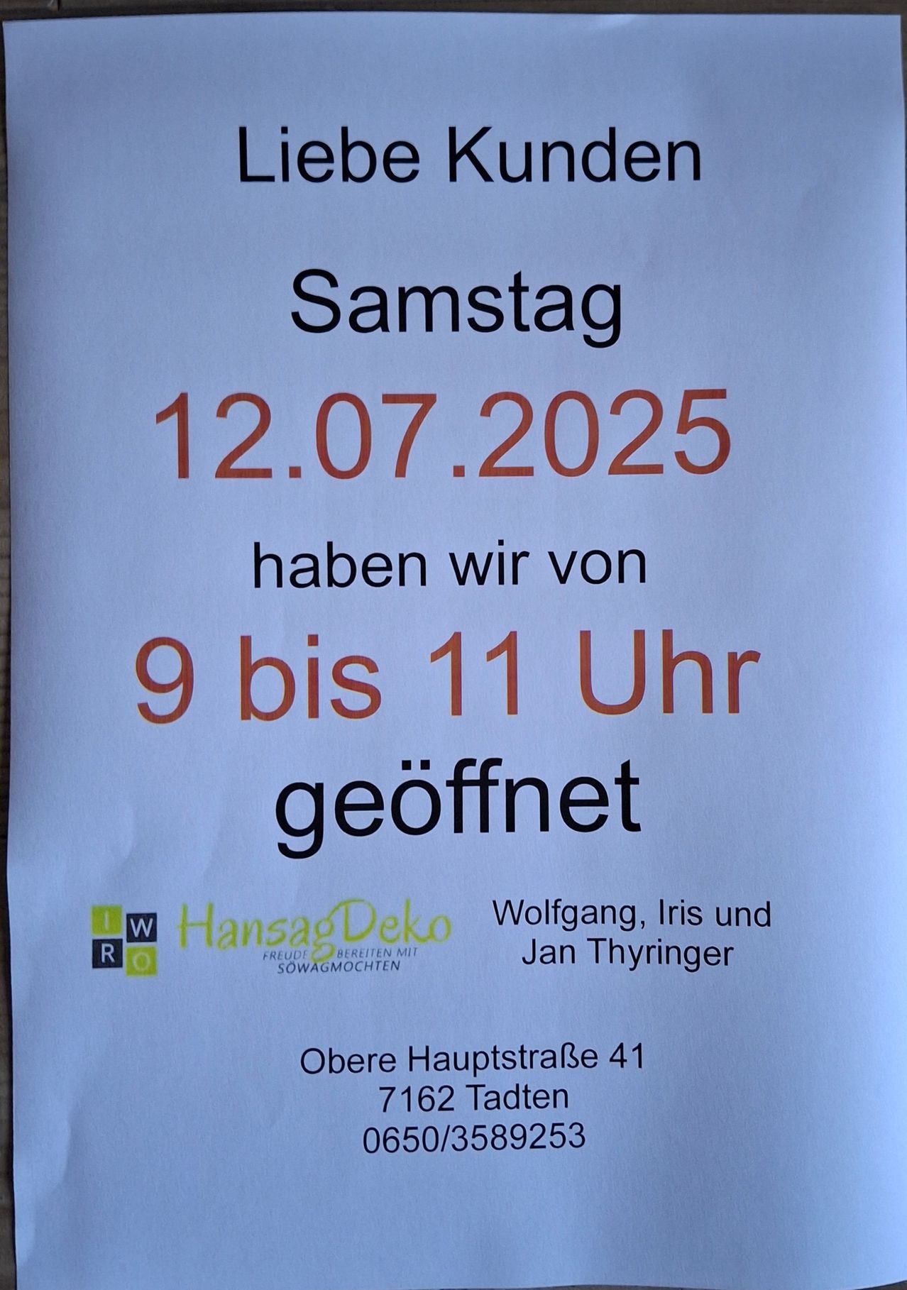 Ein Plakat kündigt eine Öffnung am Samstag, 12.07.2025, von 9 bis 11 Uhr an. Es zeigt die Namen Wolfgang, Iris und Jan Thyringer. Die Adresse ist Obere Hauptstraße 41, 7162 Tatten.