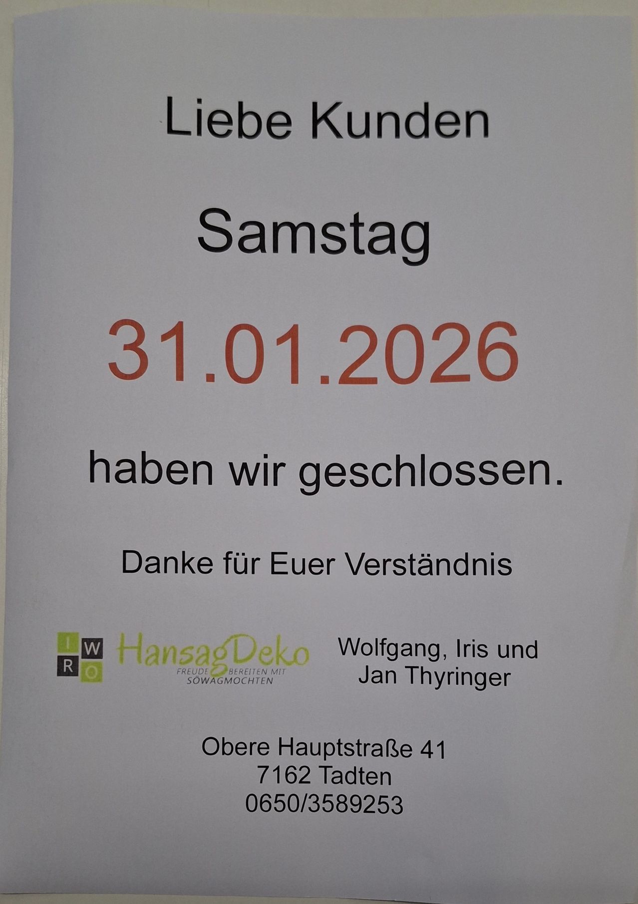 Ein Plakat mit roten Texten lautet 'Samstag 31.01.2026 haben wir geschlossen'. Es enthält ein Logo, die Namen Wolfgang, Iris und Jan Thyringer und eine Adresse bei Obere Hauptstraße 41.