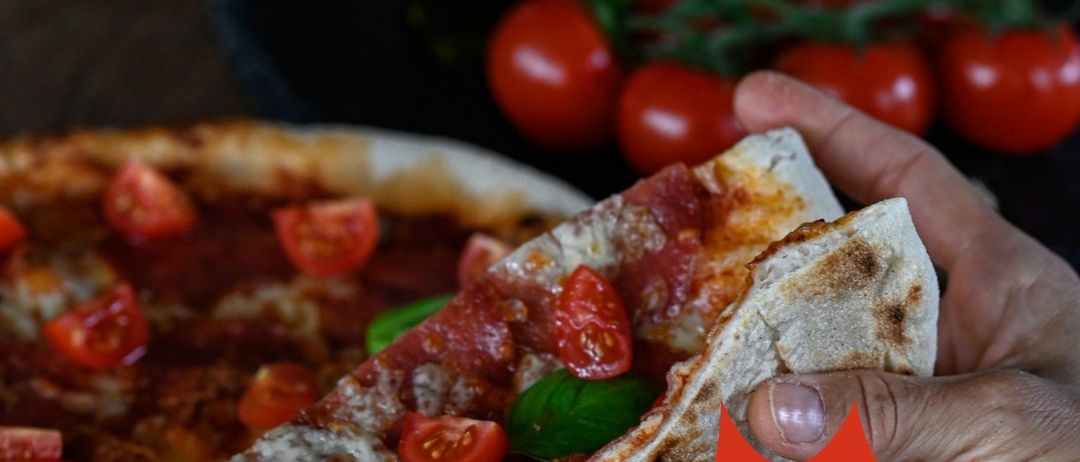 Werbung für ein Pizza- und Pasta-Buffet. Eine Hand hält ein Pizzastück. Preis 13,90 für Erwachsene und 8,90 für Kinder.