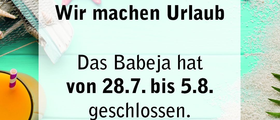 Ein Plakat mit Strandthema kündigt an, dass das Café vom 28. Juli bis 5. August geschlossen sein wird. Es öffnet am 6. August wieder. Das Plakat zeigt einen Seestern, eine Muschel und ein Getränk.
