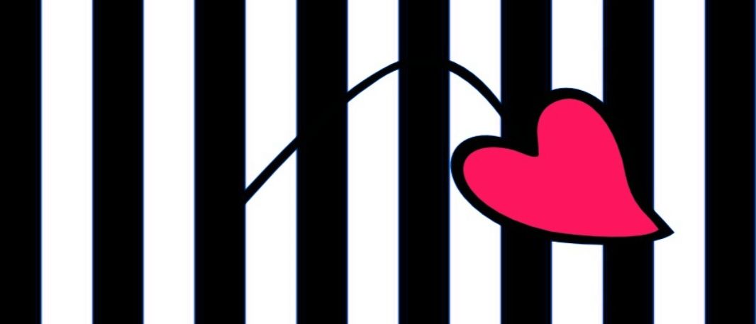 Ein Muster aus abwechselnden schwarzen und weißen Streifen mit einem rosa Herz in der Mitte.