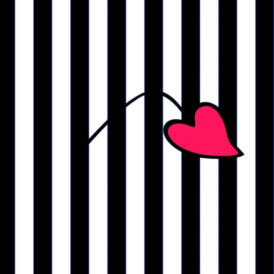 Ein schwarz-weiß gestreifter Hintergrund mit einem rosa Herz auf der rechten Seite, das an einer dünnen schwarzen Linie befestigt ist.