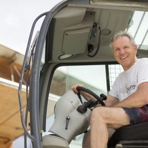 Bild enthält, Adult, Male, Man, Person, Transportation, Vehicle, Face, Head, Car