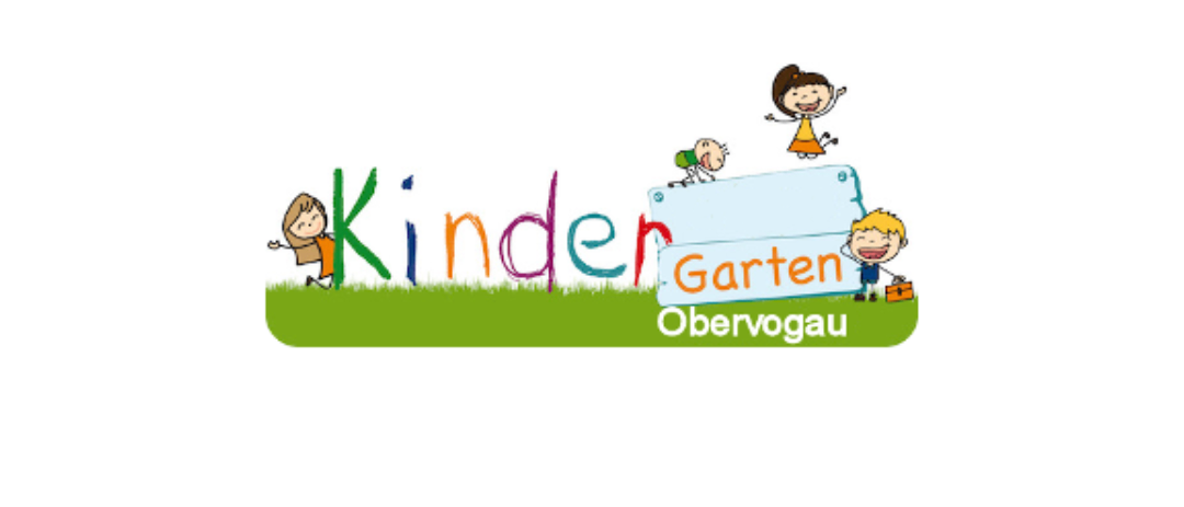 Ein buntes Logo für Kinder Garten Obervogau zeigt Kinder, die auf Gras spielen, mit einem blauen Schild, das Obervogau sagt.