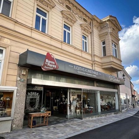 Bild enthält, City, Urban, Road, Street, Building, Shop, Cafe, Restaurant, Path, Car