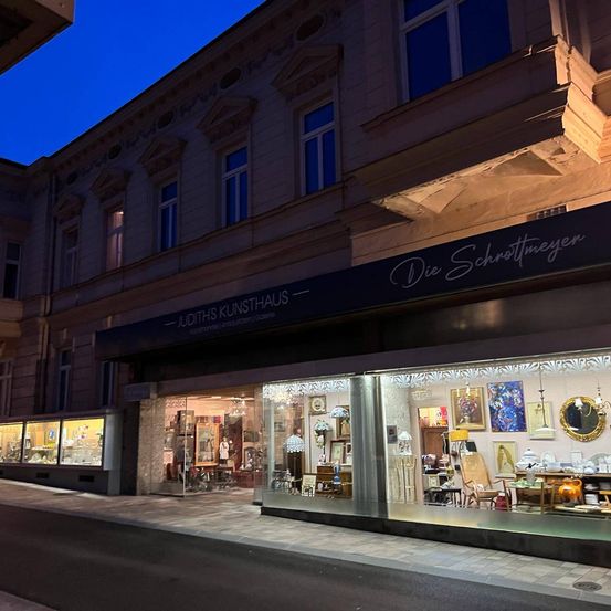 Bild enthält, Urban, Architecture, Building, Shop, City, Person, Window Display, Road, Street