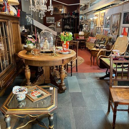 Bild enthält, Indoors, Chandelier, Lamp, Interior Design, Floor, Furniture, Table, Barbershop