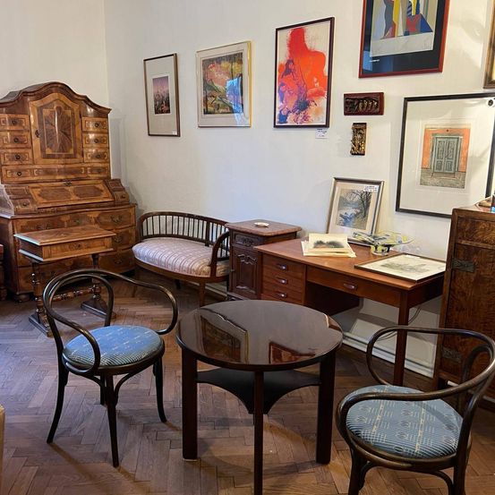 Bild enthält, Indoors, Interior Design, Furniture, Table, Painting, Stained Wood, Wood, Floor, Piano, Home Decor