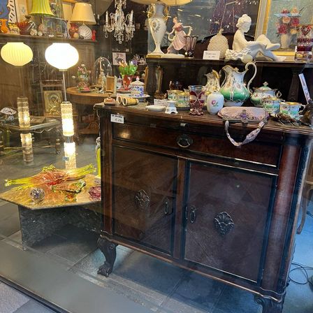 Bild enthält, Indoors, Lamp, Shop, Interior Design, Person, Adult, Bride, Female, Woman, Chandelier