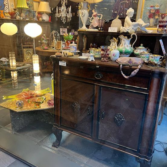 Bild enthält, Indoors, Lamp, Shop, Interior Design, Person, Adult, Bride, Female, Woman, Chandelier