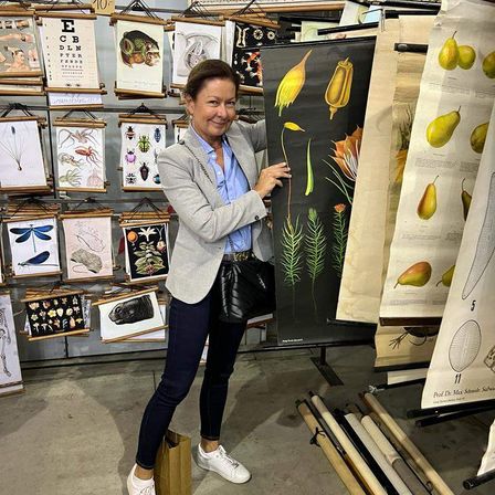 Bild enthält, Person, Clothing, Coat, Pants, Desk, Furniture, Table, Face, Head