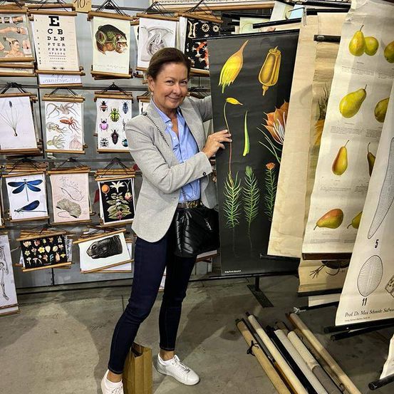 Bild enthält, Person, Clothing, Coat, Pants, Desk, Furniture, Table, Face, Head