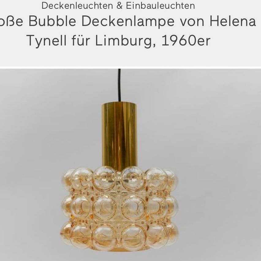 Eine goldfarbene Deckenlampe mit blasenförmigen Glaselementen, entworfen von Helena Tynell für Limburg in den 1960er Jahren. Die Lampe hängt an einer weißen Decke.