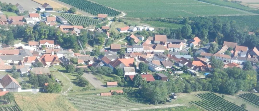 Bild enthält, Outdoors, Nature, Countryside, Rural, Farm, Aerial View, Village, Architecture, Building