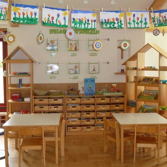 Bild enthält, Kindergarten, Chair, Furniture, Wood, Person, Indoors, Interior Design, School, Desk, Play Area