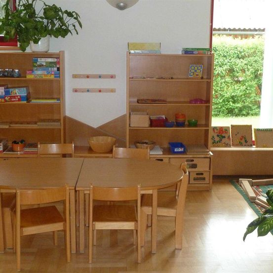 Bild enthält, Interior Design, Wood, Furniture, Table, Dining Table, Plant, Kindergarten, Chair, Dining Room, Floor